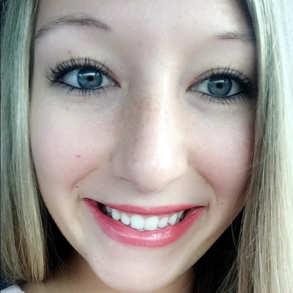 Meet your Posher, Cassandra - Picture 1 of 1